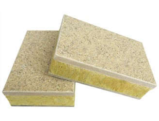 水包砂保溫裝飾一體板是以真石漆襯底，結合仿石涂料仿斑點紋為飾面層的裝飾板復合保溫材料而成的一種新型外墻保溫隔熱建筑材料。水包砂采用特制高聚物進口乳液、天然彩砂、將液態的水性樹脂提煉包裹成膠狀的彩色顆粒